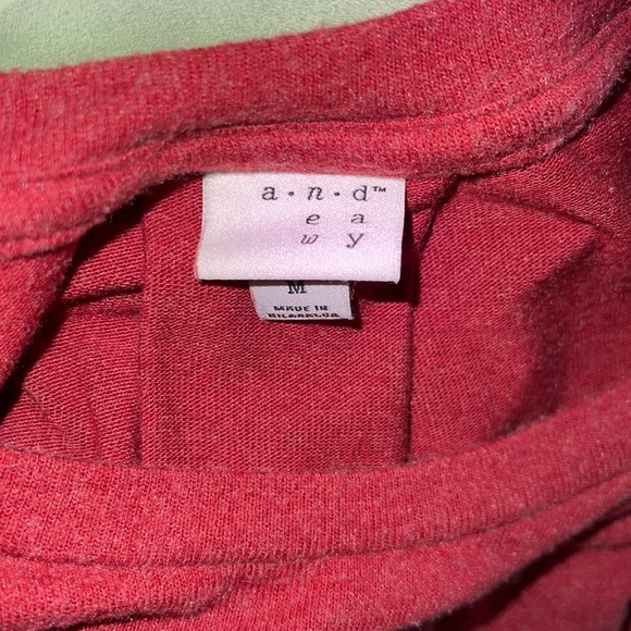 medium red T-shirt - Picture 4 of 4